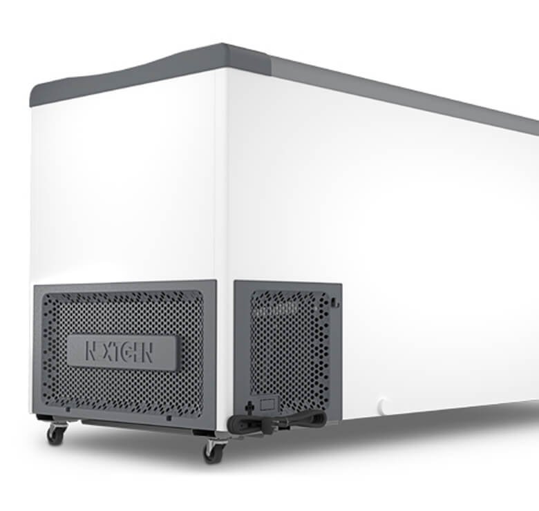 Visão lateral do freezer MetalFrio NF55S mostrando grade de ventilação, cabo e rodízios.