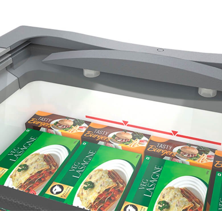 Vista superior do freezer MetalFrio através da tampa de vidro com caixas de alimentos.