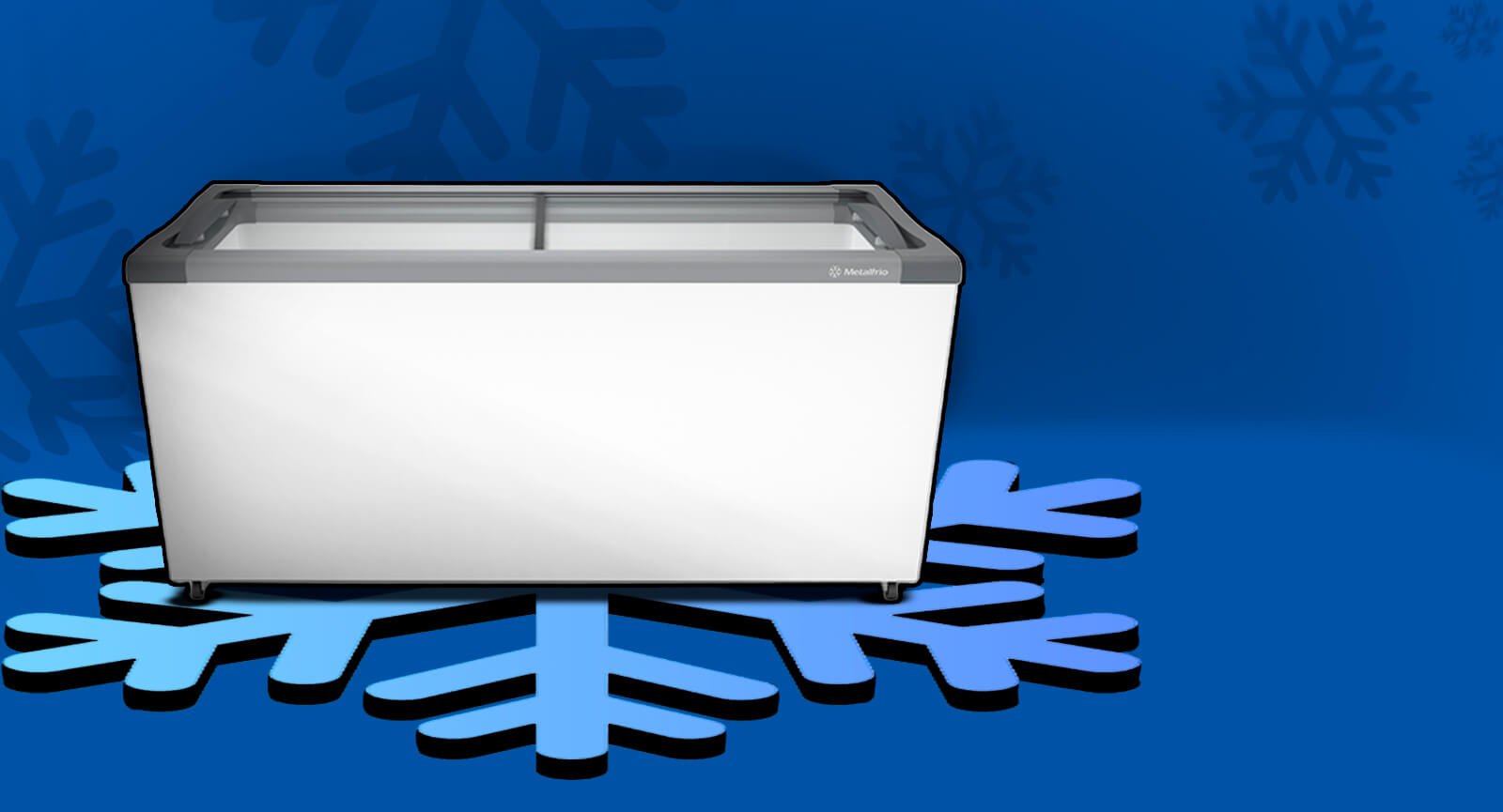 Expositor MetalFrio NF55S branco com tampa de vidro visto de frente sobre neve azul.