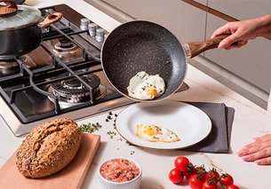 Frigideira Brinox Ceramic Life soltando alimento com facilidade no prato