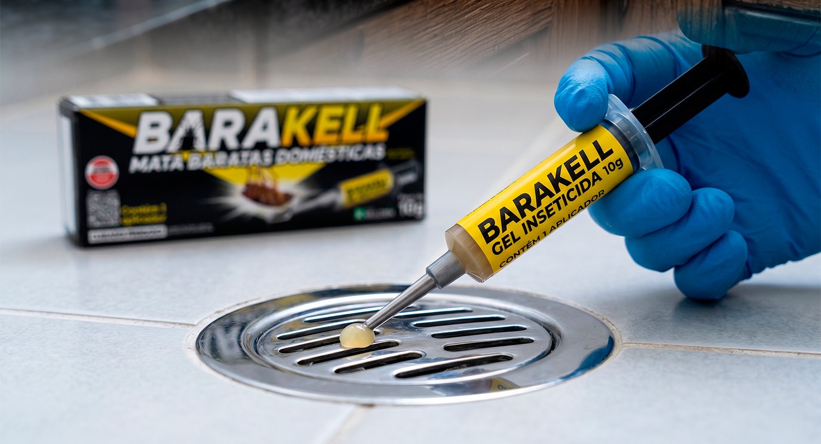 Aplicação gel inseticida Barakell Kelldrin seringa 10g em ralo elimina baratas domésticas e voadeiras