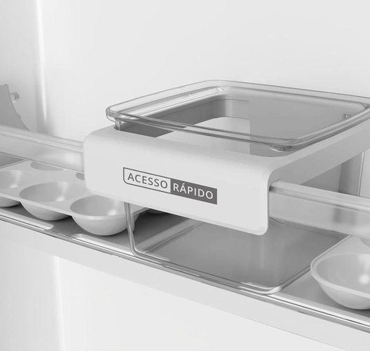 Interior da geladeira Brastemp BRM44HB com prateleiras, gavetas e compartimentos organizados