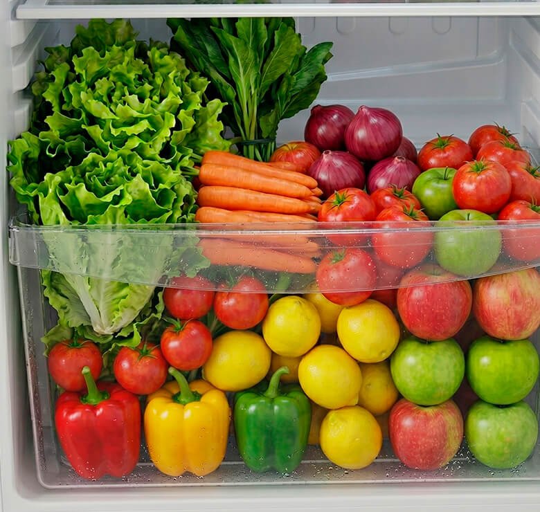 Gaveta transparente Consul CRD37EB 334L com frutas, legumes e verduras frescas