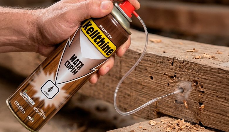 Eletricista com capacete branco e colete laranja em obra garantindo qualidade e segurança Corfio