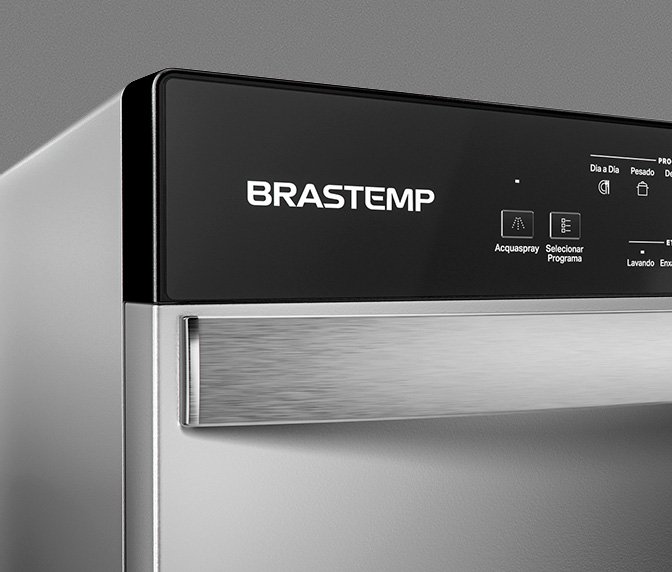 Lava-louças Brastemp 8 Serviços aberta com pratos, copos e talheres organizados em cestos flexíveis