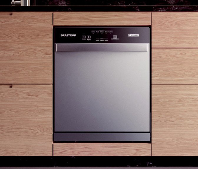 Lava-louças Brastemp 8 Serviços cinza em nicho de madeira com painel black piano e design moderno