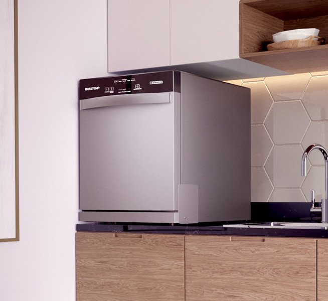 Lava-louças Brastemp 8 Serviços compacta instalada sobre bancada de cozinha com acabamento cinza metálico