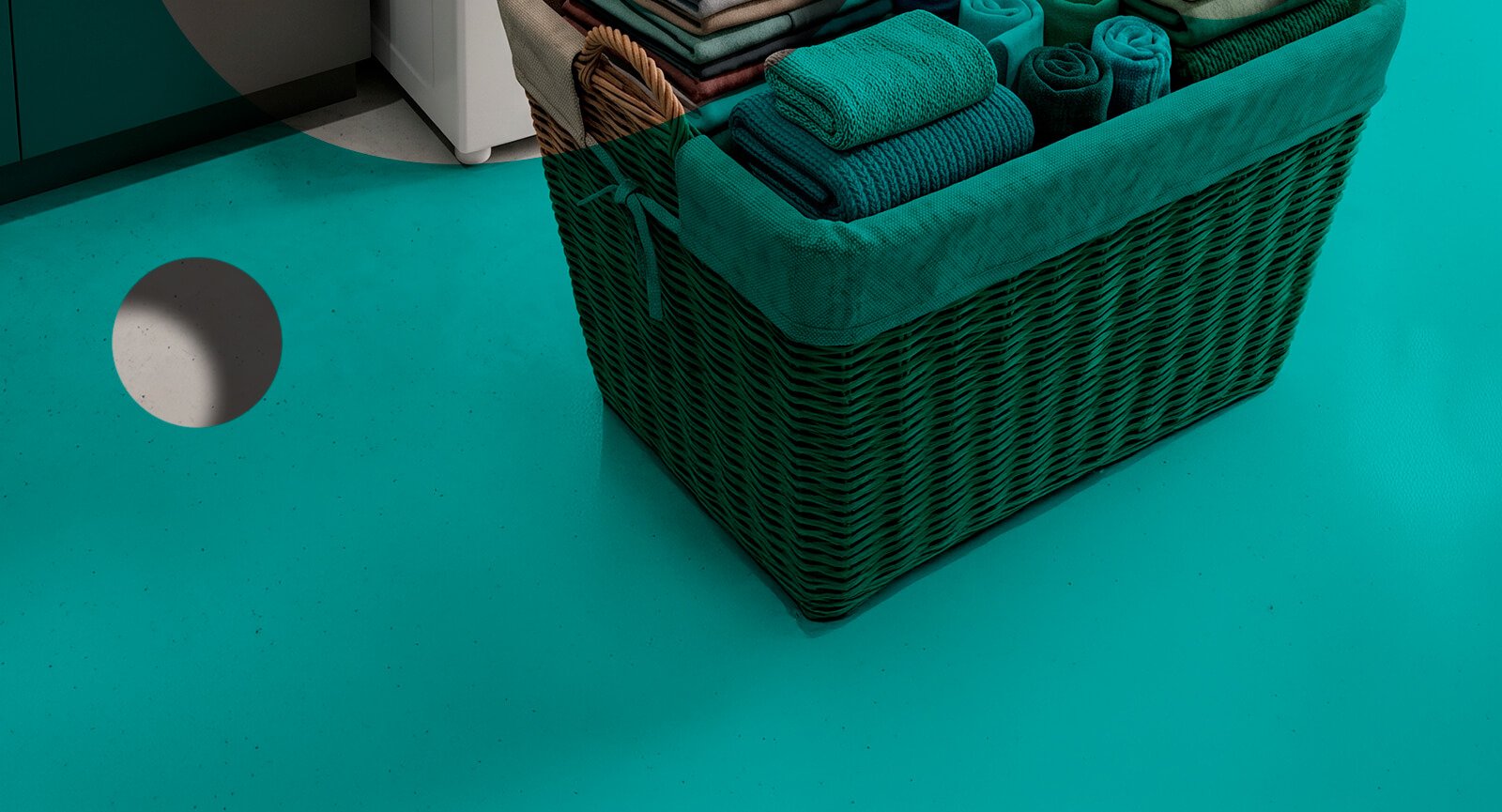 Cesto de roupas verde piso lavanderia contexto uso máquina lavar Consul CWH12BB