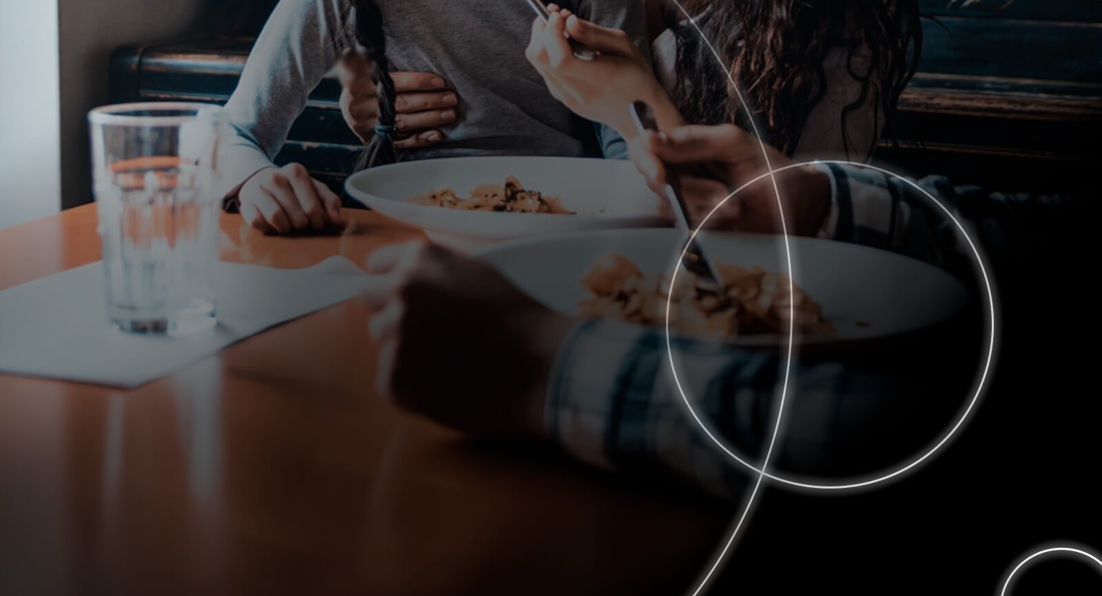 Família consumindo refeição preparada micro-ondas Mondial menu dia a dia
