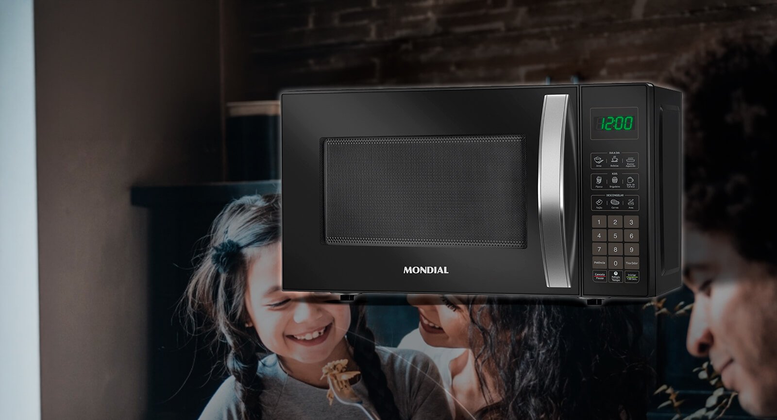 Micro-ondas Mondial preto em destaque com família refeição fundo desfocado