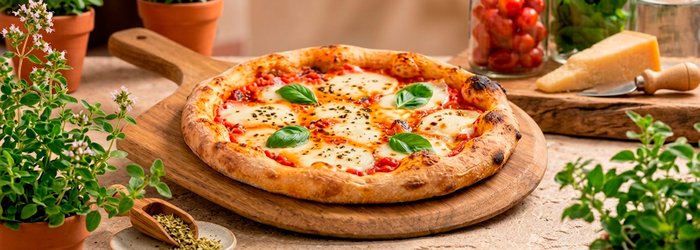 Close de pizza artesanal temperada com orégano Kitano e manjericão em cenário rústico