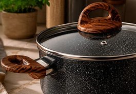 Detalhe da tampa de vidro e alças com visual amadeirado da panela Brinox Ceramic Life