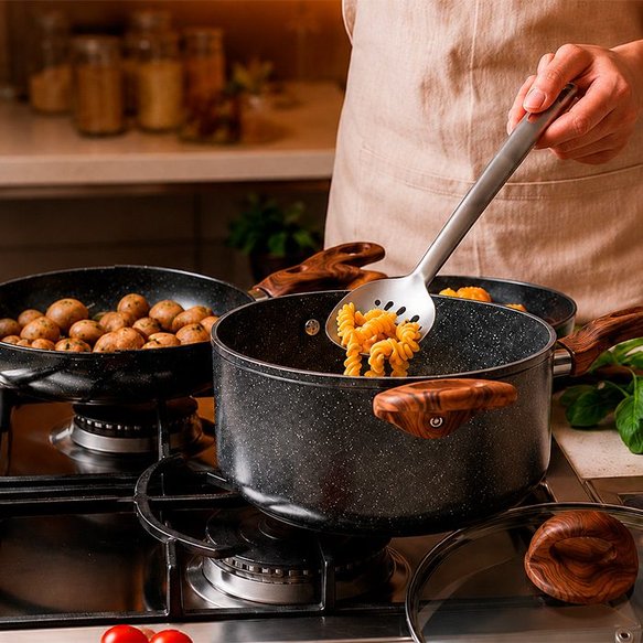 Jogo de panelas Brinox Ceramic Life Smart Plus em uso no preparo de alimentos