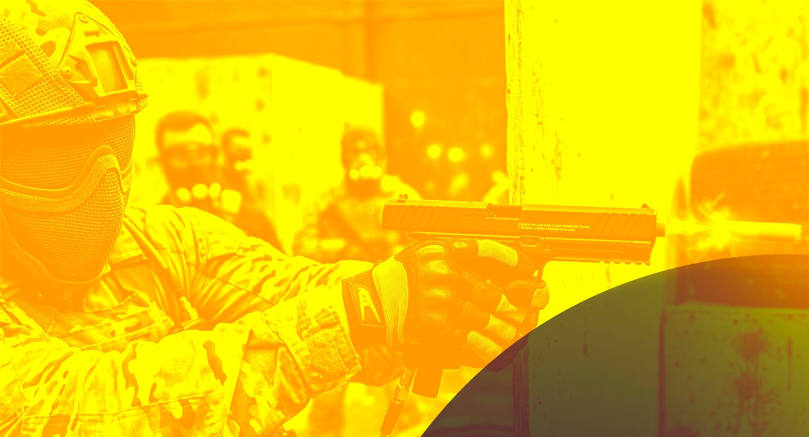Jogador atirando com Pistola Rossi Vesta, clarão no cano e filtro visual amarelo.
