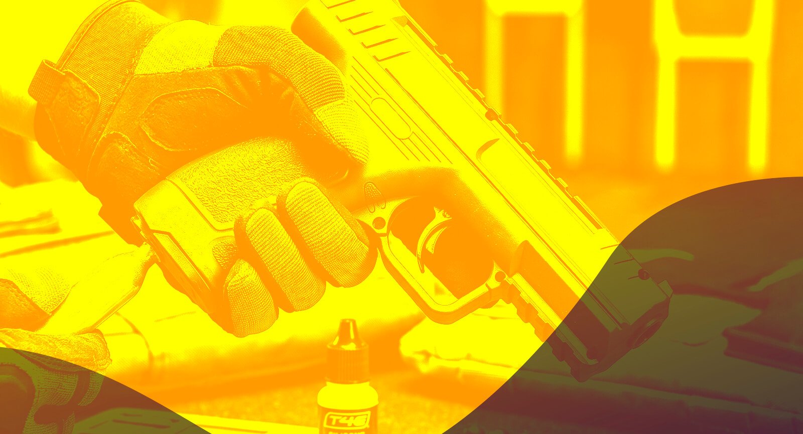 Detalhe mão segurando pistola Beeman BP50 inserindo cilindro CO2 filtro amarelo