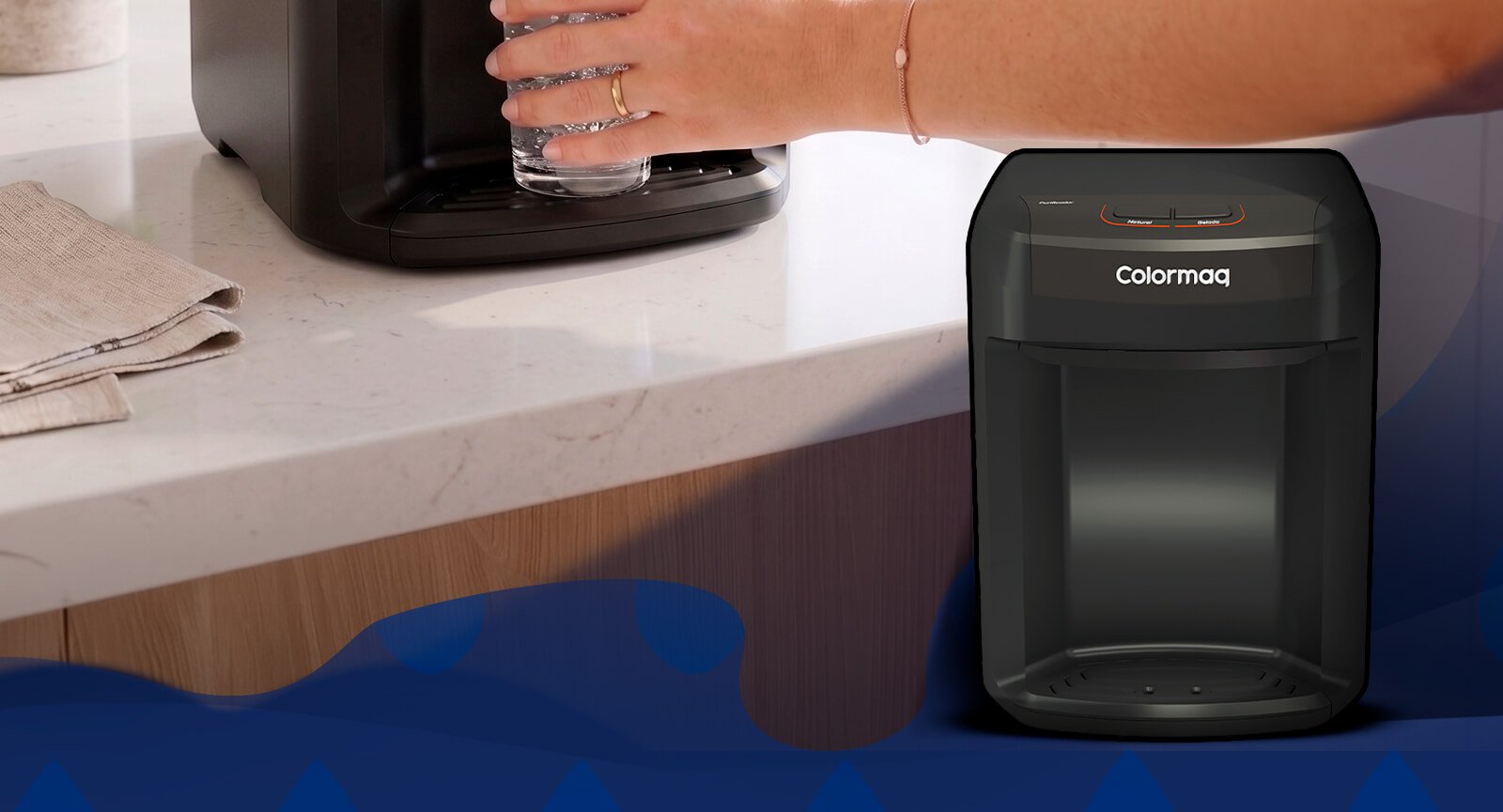 Purificador Colormaq grafito frontal e detalhe de uso enchendo copo na cozinha.