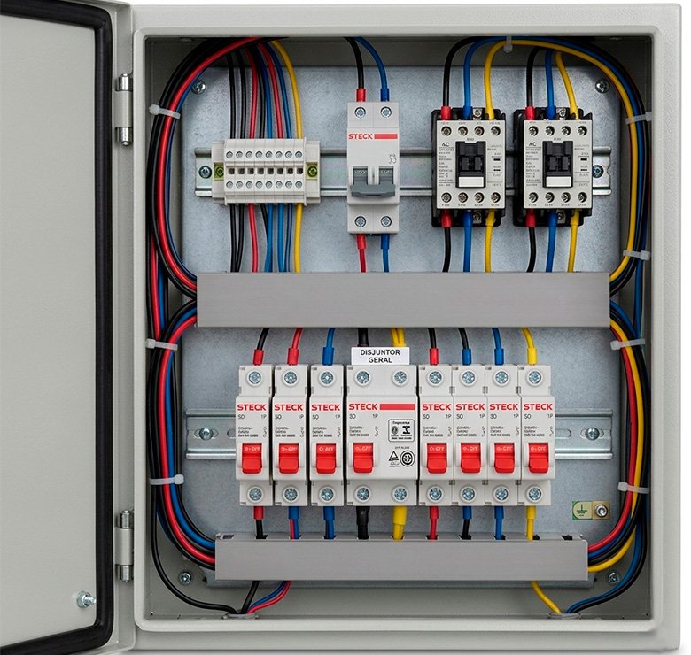 Quadro elétrico montado com minidisjuntores Steck 1P 63A Curva C e barramento DIN
