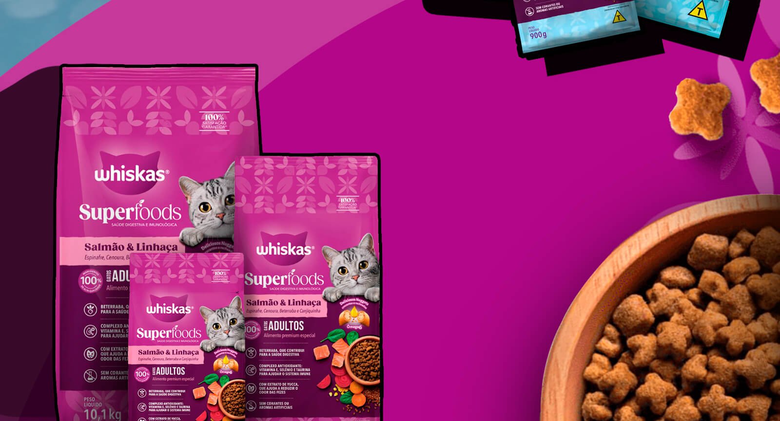 Tigela madeira ração seca duas embalagens Whiskas Superfoods Adultos Salmão Linhaça fundo roxo