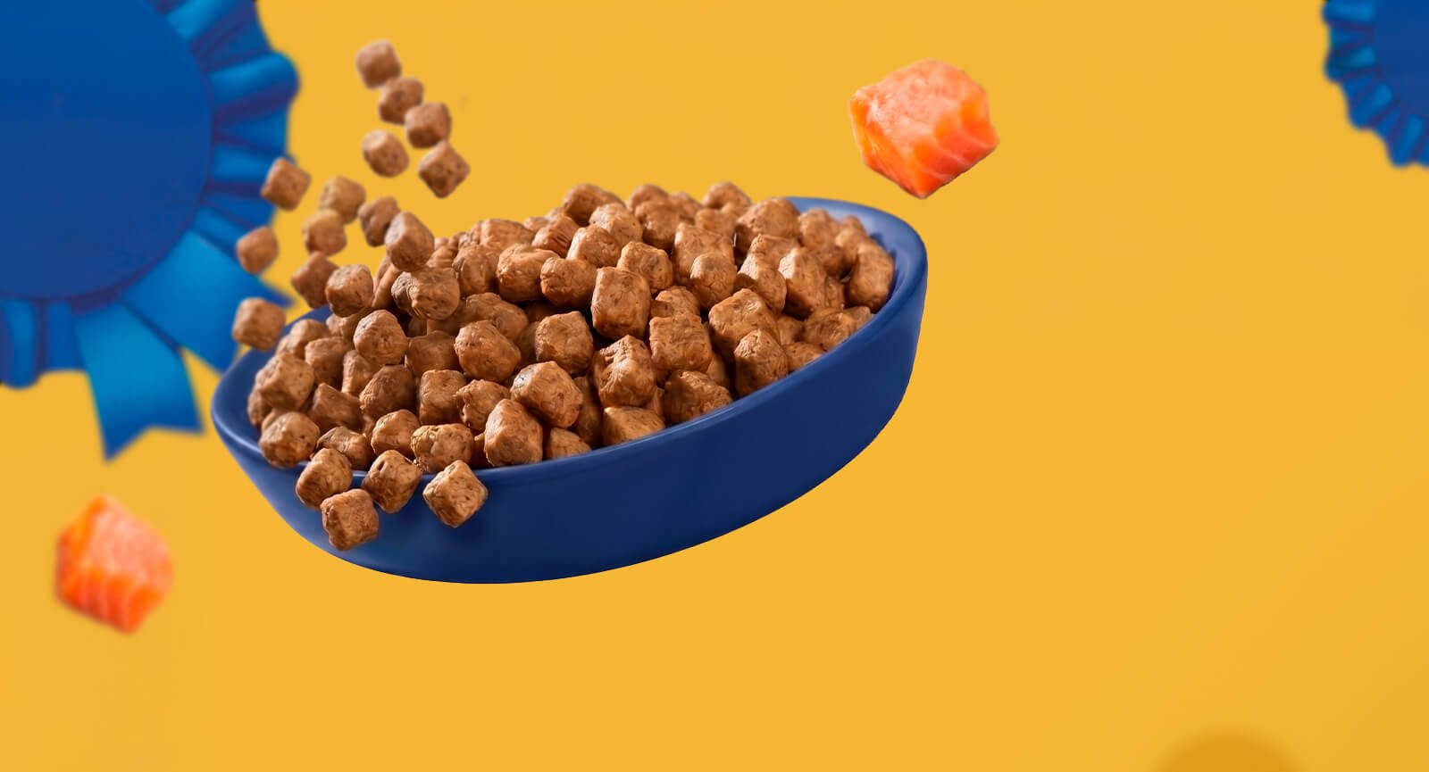 Gatinho cinza filhote ao lado embalagens Ração pedigree Superfoods Filhotes Salmão e Linhaça fundo azul