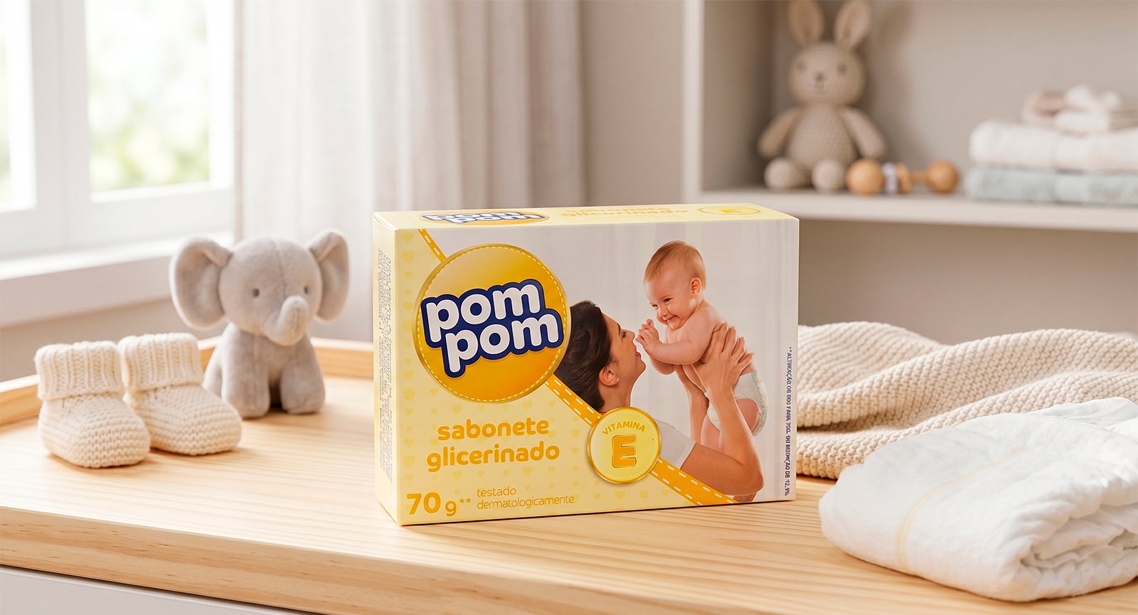 Caixa de Sabonete Glicerinado Pom Pom 70g com Vitamina E sobre trocador no quarto do bebê