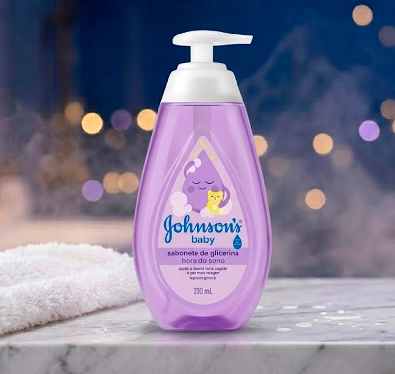 Embalagem econômica refil 180ml Sabonete Líquido Johnson's Baby Hora do Sono sobre bancada de mármore
