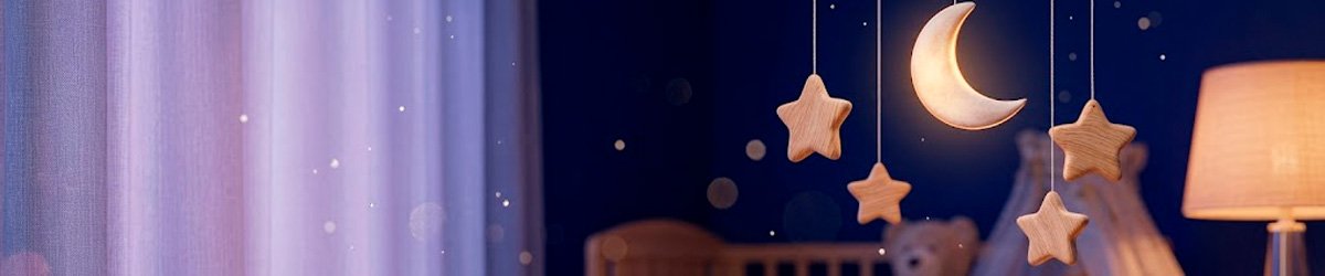 Quarto de bebê com móbile de lua e estrelas iluminado e berço ao fundo em tom azul noturno