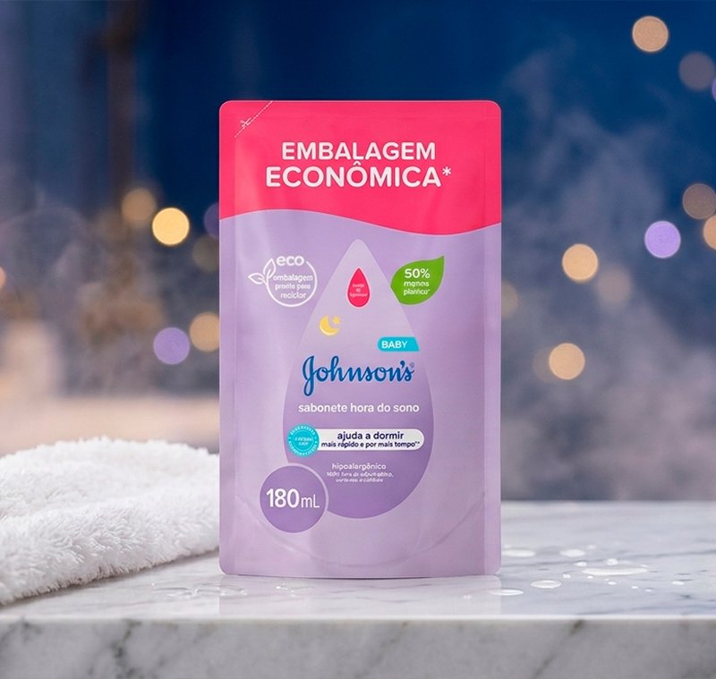 Embalagem econômica refil 180ml Sabonete Líquido Johnson's Baby Hora do Sono sobre bancada de mármore