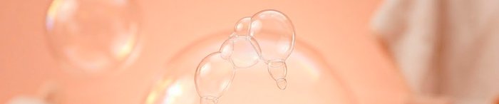 Detalhe de bolhas de sabão translúcidas e espuma cremosa do Sabonete Líquido Johnson's Baby