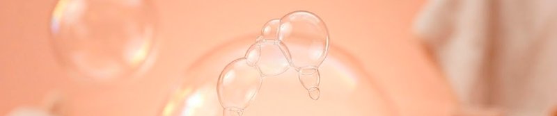 Detalhe de bolhas de sabão translúcidas e espuma cremosa do Sabonete Líquido Johnson's Baby