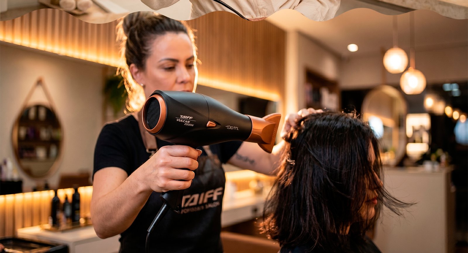 Cabeleireira secando cabelo de cliente com Secador Taiff Vulcan Digital 2500W preto em salão