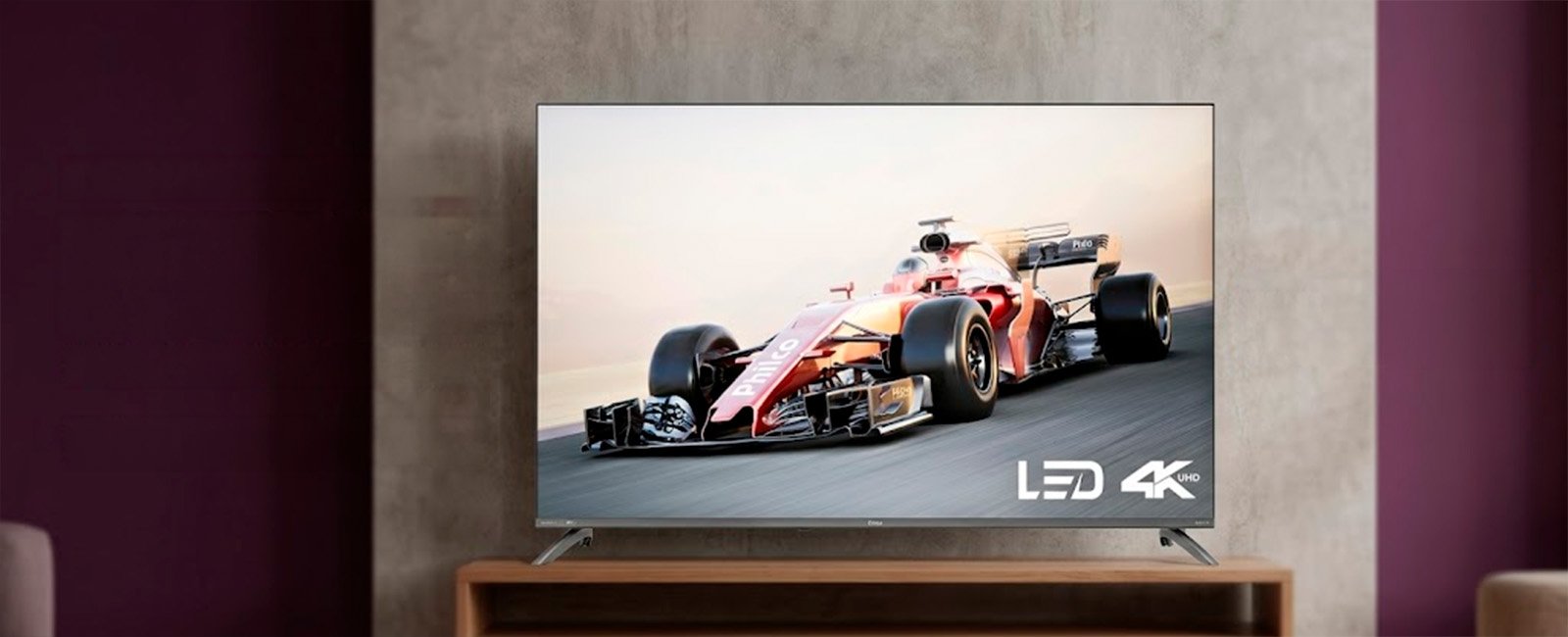 Smart TV Philco 55 polegadas 4K UHD LED Roku TV em sala estar moderna