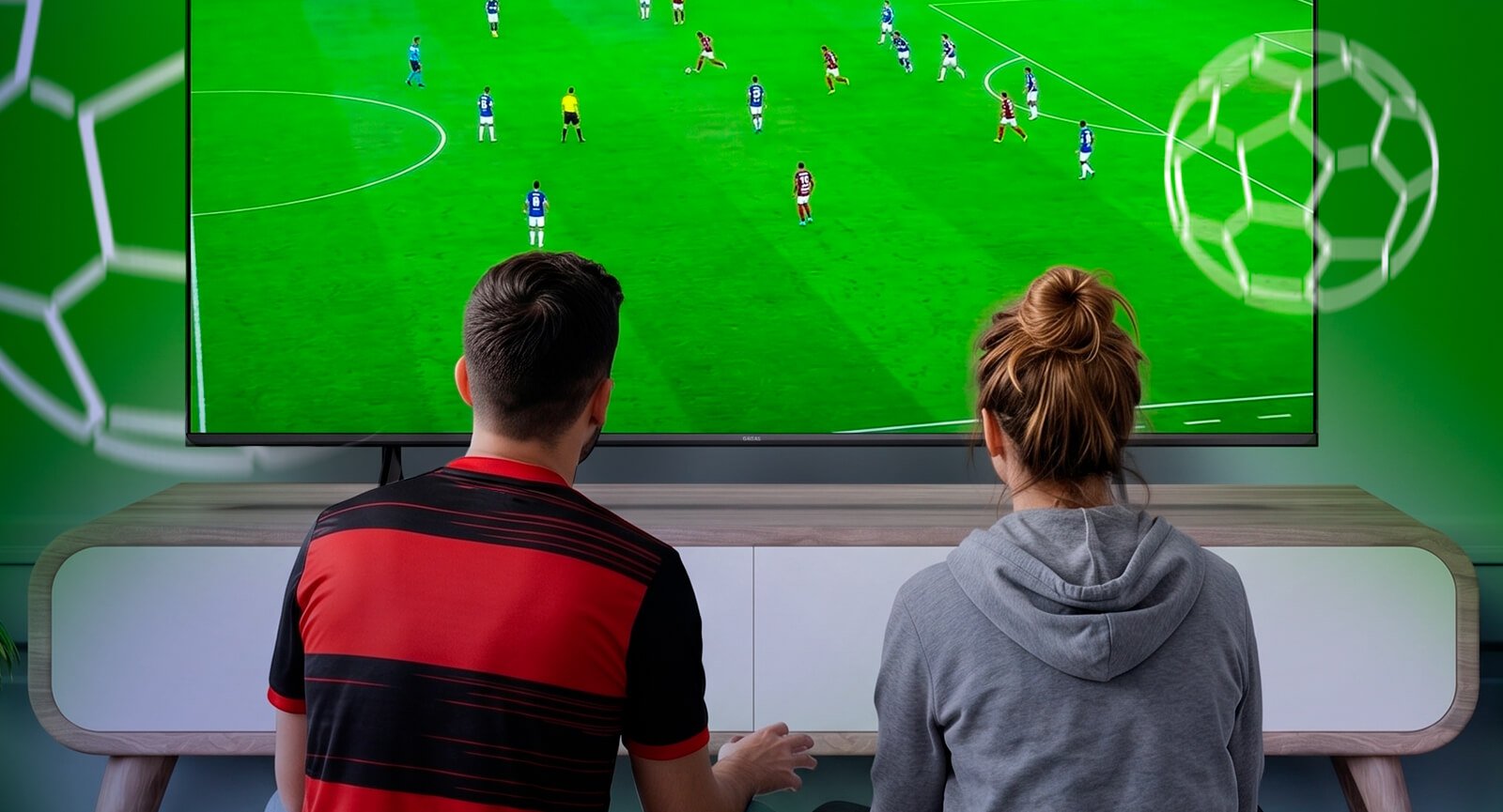 Casal assistindo jogo de futebol na Smart TV Philips em sala de estar com fundo verde