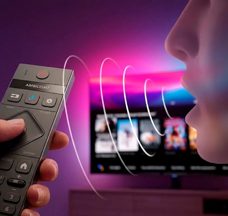Homem utilizando comando voz controle remoto Ambilight Smart TV Philips 70