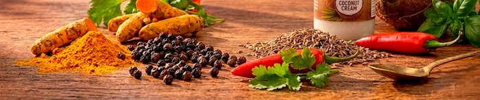 Ingredientes naturais do Tempero Baiano Kitano com cúrcuma, pimenta-do-reino, cominho e pimenta vermelha